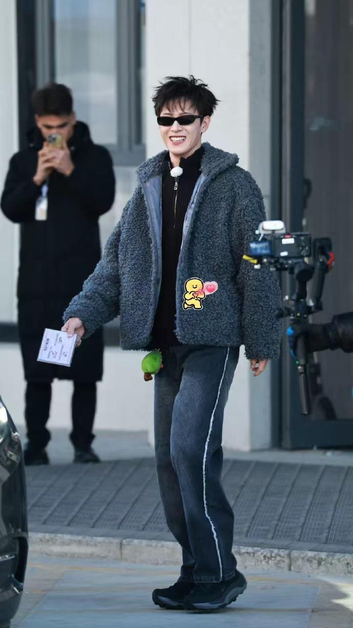 李昀锐羊羔毛外套小卷毛look，谁来懂一下这个李昀锐卷毛的含金量啊，这个可爱的小