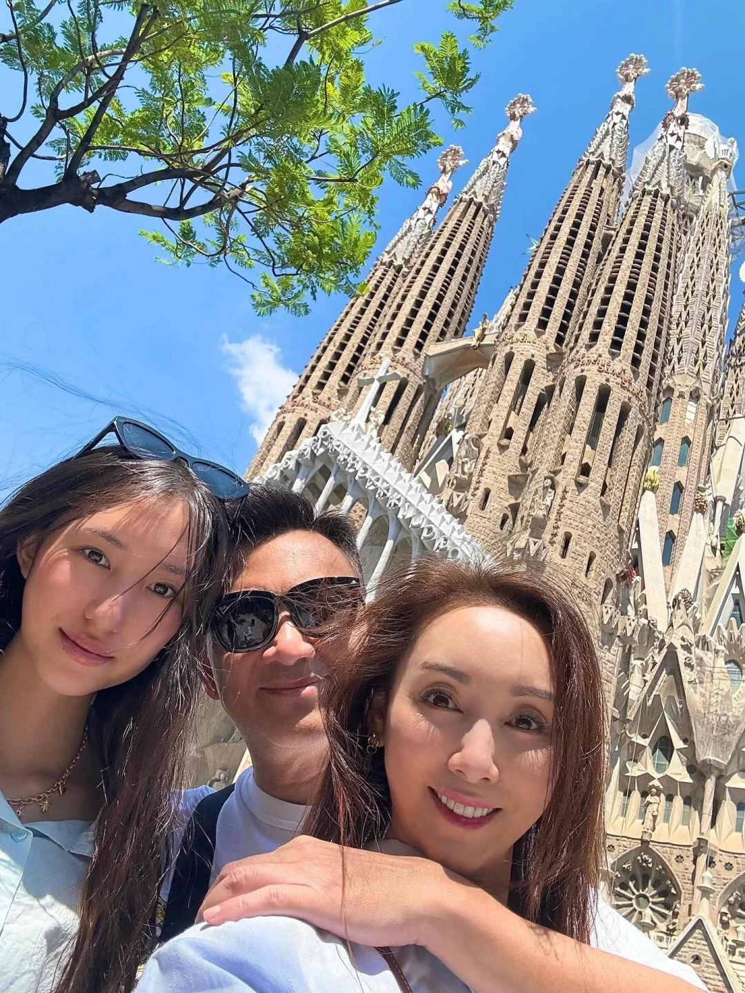 郭可盈、林文龙一家三口到西班牙旅游