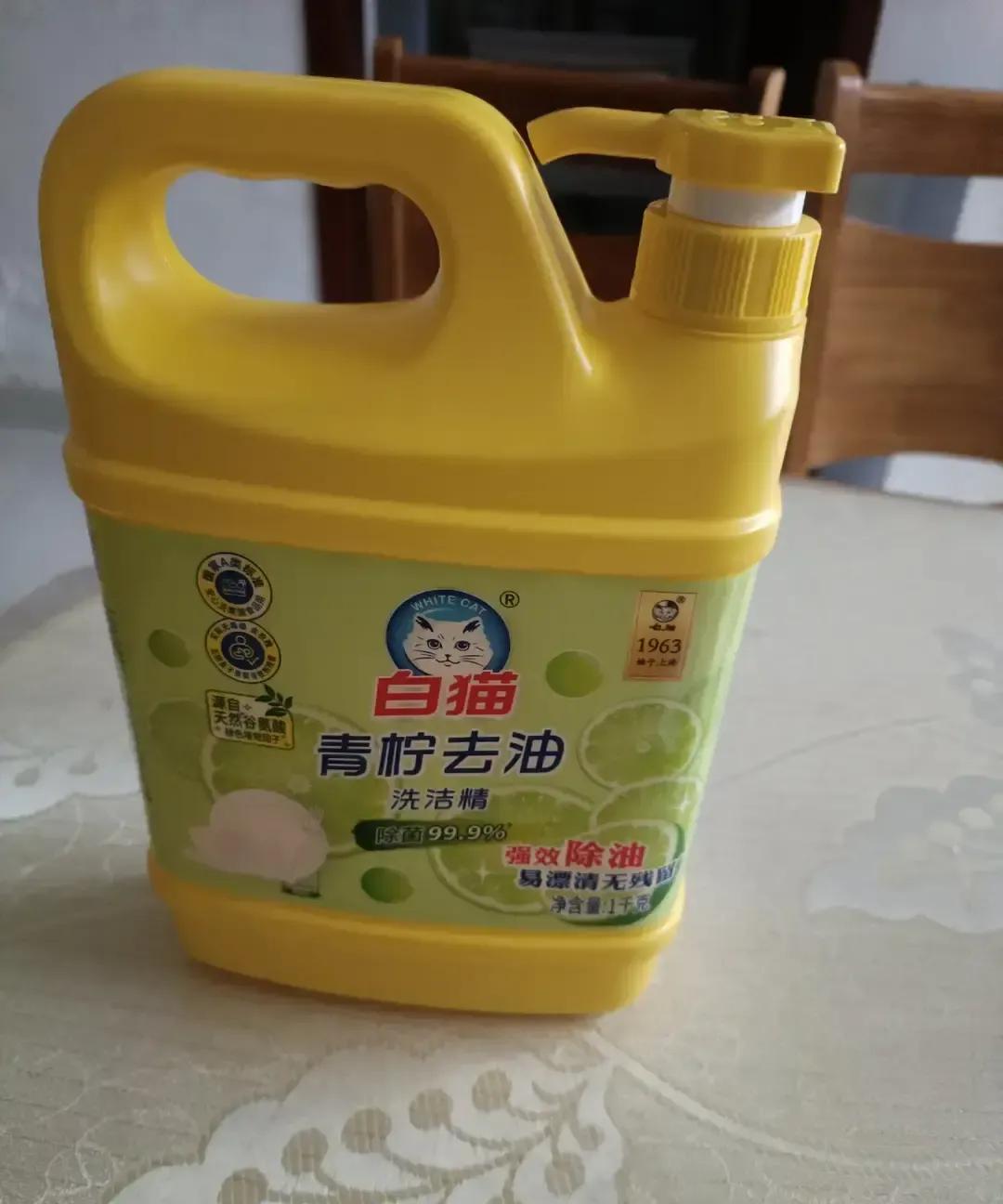 江苏有线柜台小姐姐跟我说交288只是基础费，交300就能拎走一袋米。
我盯着那袋