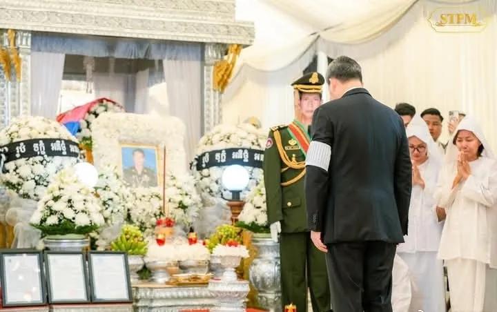 柬埔寨首相洪玛奈从马来西亚谈判回来后，第一时间出席了在冲突中遭炮击身亡的陆军第七