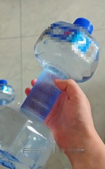 [酸]“太有赚钱的头脑了！”一家生产矿泉水的公司老板突发奇想，将矿泉水瓶子做成哑