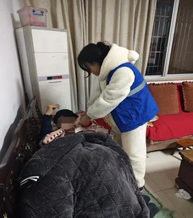 宁波宁海一场跨越五年的爱心坚守 宁海网格员童飞飞，用五年时光，守护无儿无女的娄爷