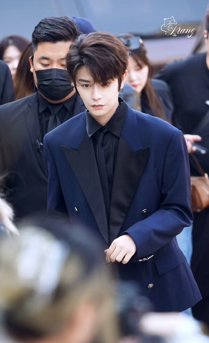 丁禹兮西装daddy丁禹兮范思哲蓝西装造型丁禹兮西装daddy，丁禹兮范思哲蓝西