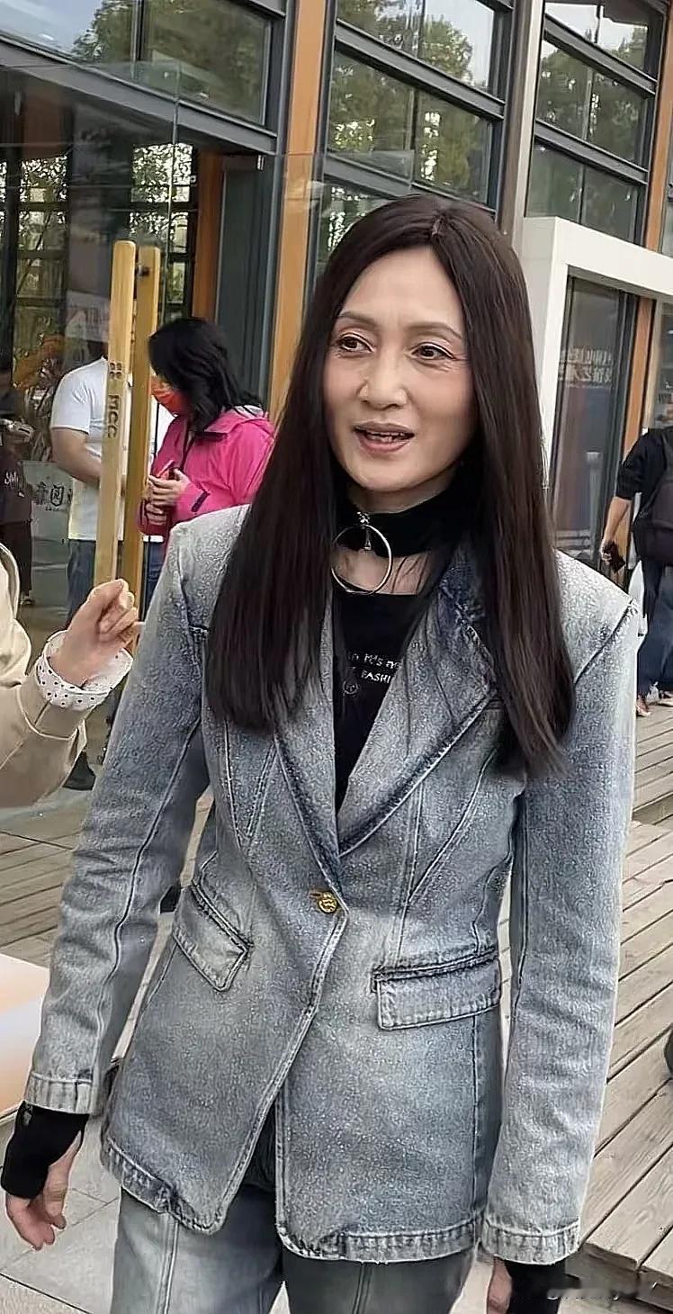 时间过得可真快，
转眼间林芳兵也已经60岁了。

所以我觉得时间是公平的，年轻的