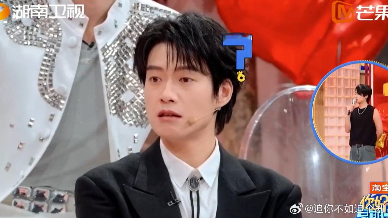 丁程鑫既过了嘴瘾又过了手瘾谁懂这种快乐！小丁拿扇子又说又演，耍帅那段直接封神（划