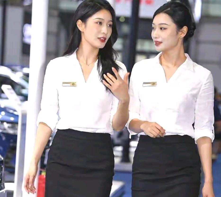 女性都喜欢这么穿搭了吧？这么穿搭的确时尚感拉满，显气质流行，好像适应各种场合！身