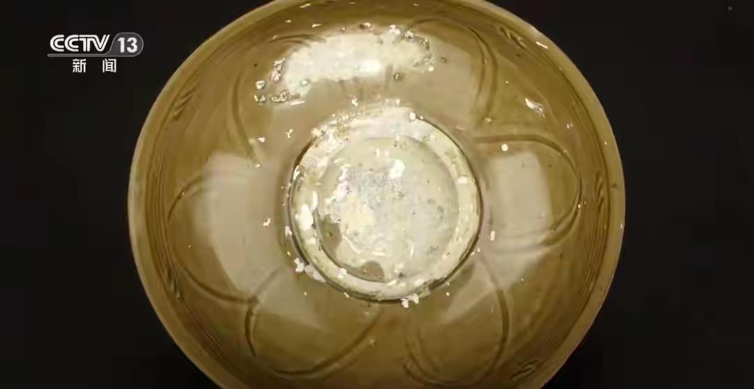 中国瓷器点点巧思处处美 中国瓷器，真可谓小到纹路大到纹样，点点巧思处处美。当地时