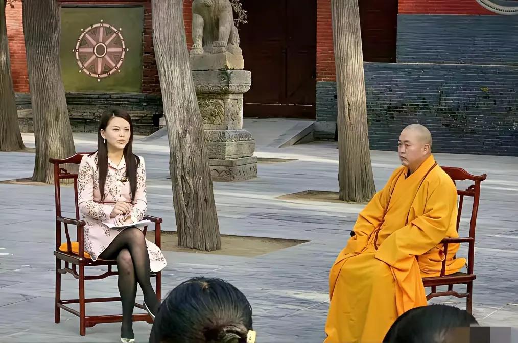 李湘看到这张照片后，肠子都悔青了！
李湘当年采访释永信时，她还很瘦，把身材管理得