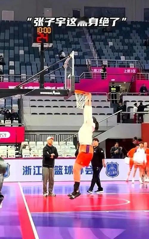 张子宇被称第二篮筐 中国女篮新星张子宇因2米27的身高成为焦点，网友戏称其