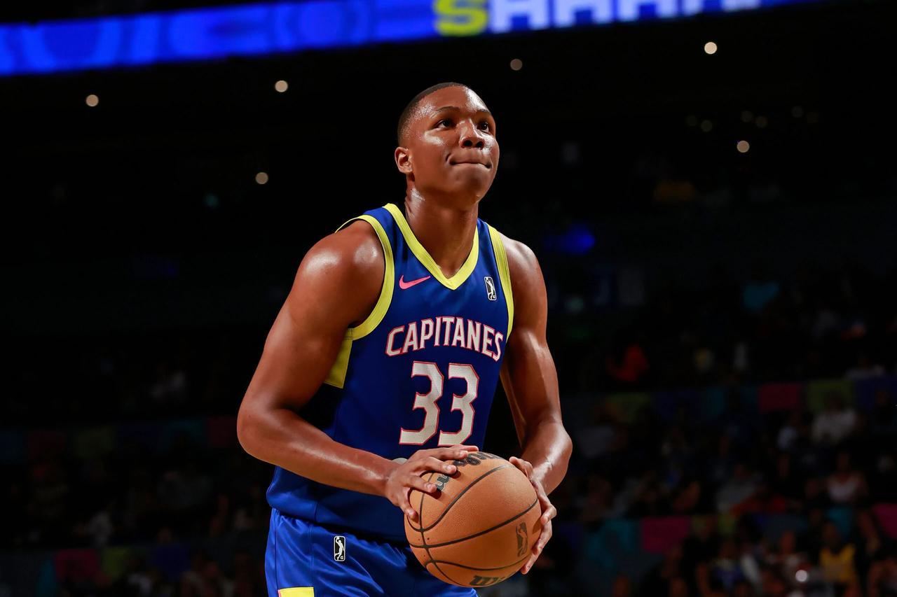 前锋马利克·刘易斯已从2025年NBA选秀的提前参选名单中撤回。他将在下赛季回归