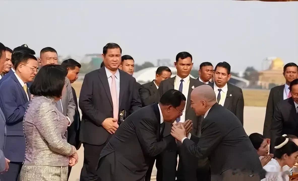 我写文章里面提到洪森亲王，很多网友反驳道说洪森不是亲王，他不是王室成员。
可是柬
