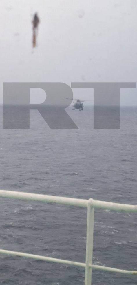 【RT独家：疑似美军人员试图登上俄油轮】1月7日，据RT消息人士透露，疑似美方军