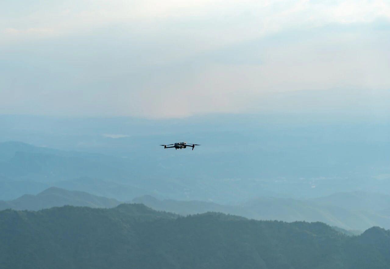 #改装无人机黑飞至8000米与客机抢道#2026年1月1日起，新修订的《中华人民