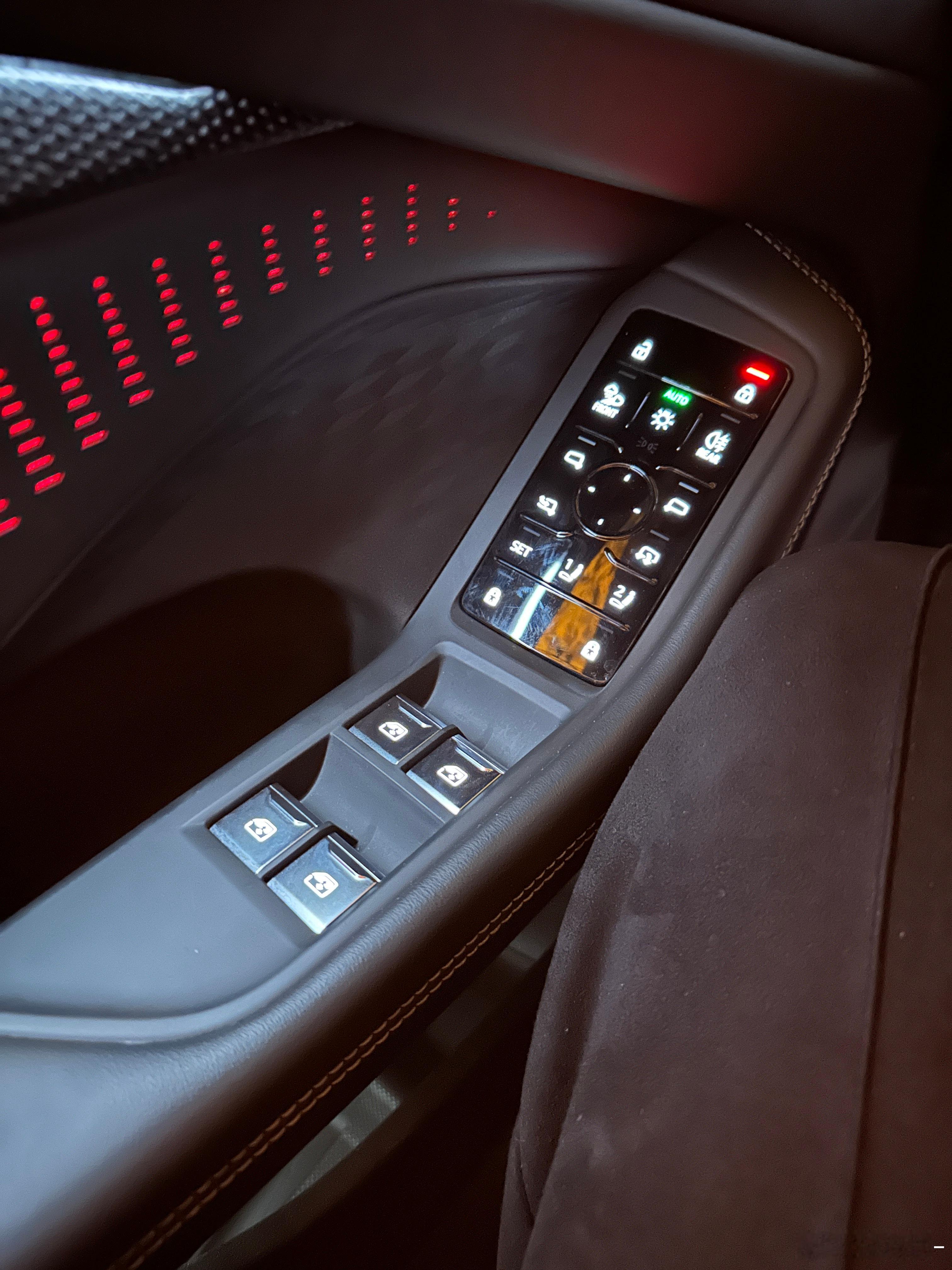 来吧，猜个车朋友们，这么多按键全集成在主驾这，说实话有点儿乱小辛的车大v聊车  