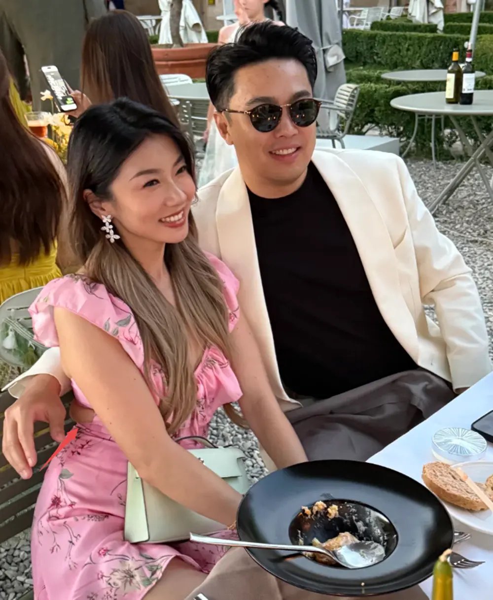 程晓玥参加闺蜜婚礼，H型身材，硕士老公高大帅气！ ​​​