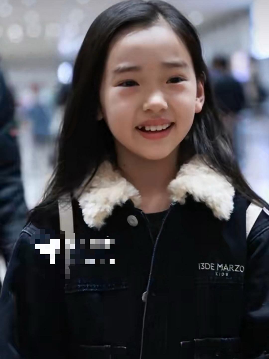 小酒窝遭男子强制合影雪花女神龙董璇女儿小酒窝在公众场合微笑着前行，突遭一位男子上