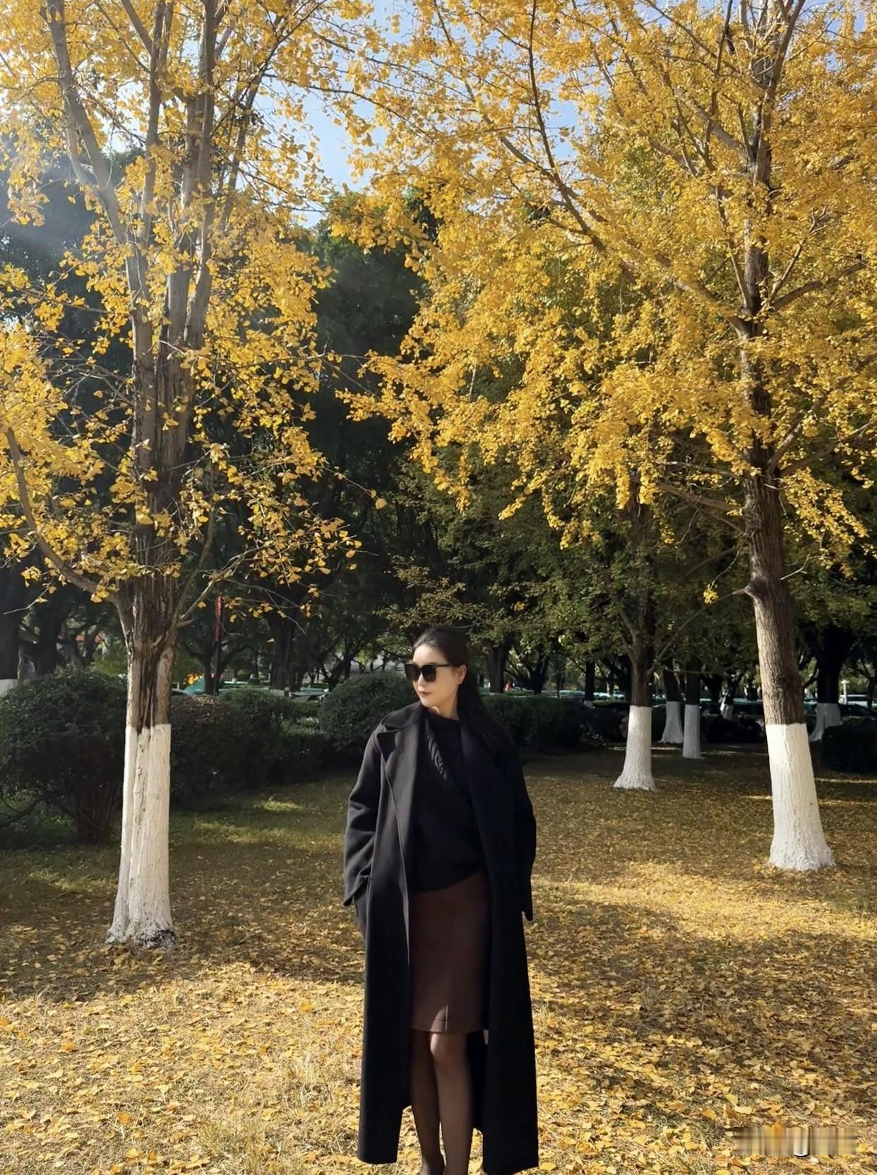 黑色服饰怎么穿才高级?可以用不同材质混搭，如皮革与棉麻。