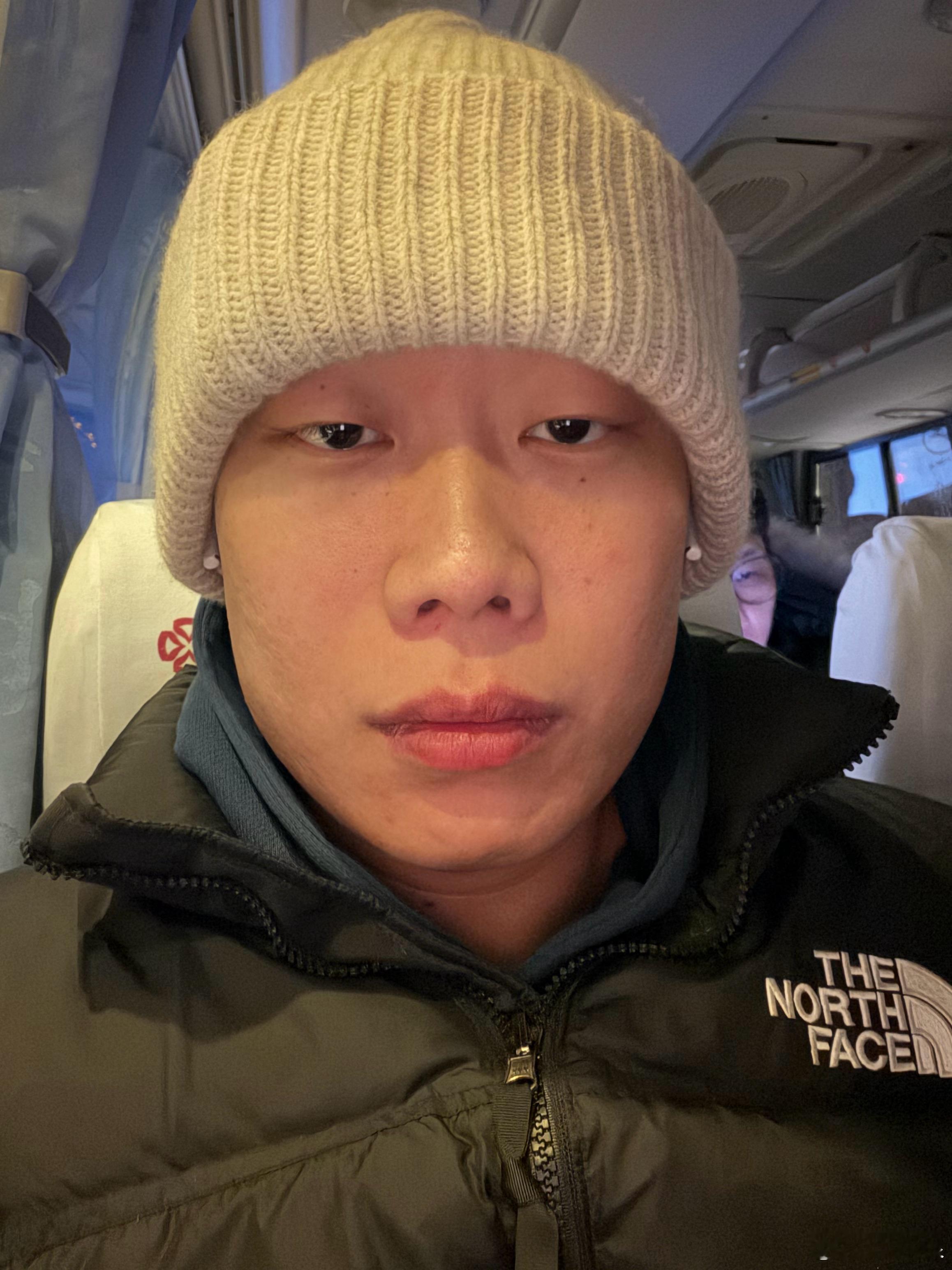 戴上针织帽，既保暖又显年轻。总有人问我，你没头发冬天头不冷吗？真是莫名其妙，照这