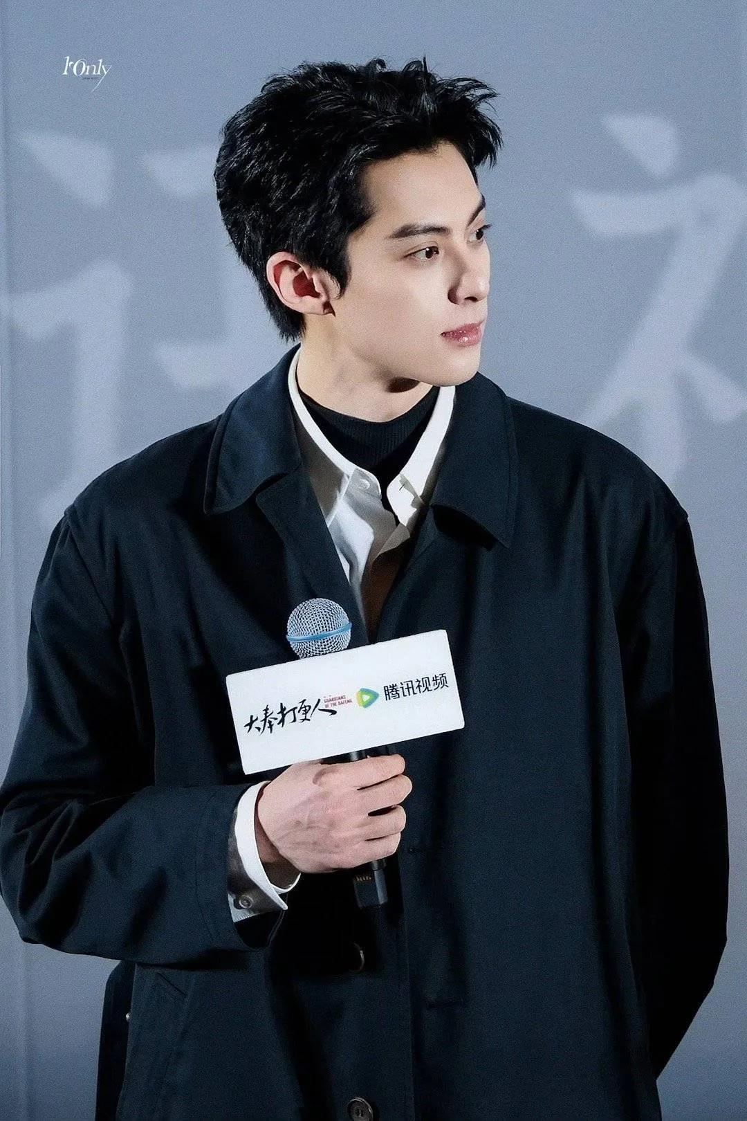 王鹤棣面对七年老粉的表白泪目了。
让钢铁一样的男孩瞬间破防的，从来不是苦难，是温