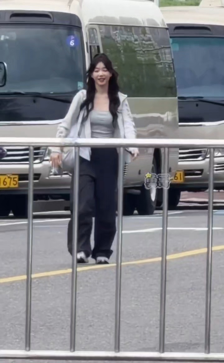 徐梦洁热度第三《乘风2026》徐梦洁热度稳定！初舞台《Sugar》拿41310夯