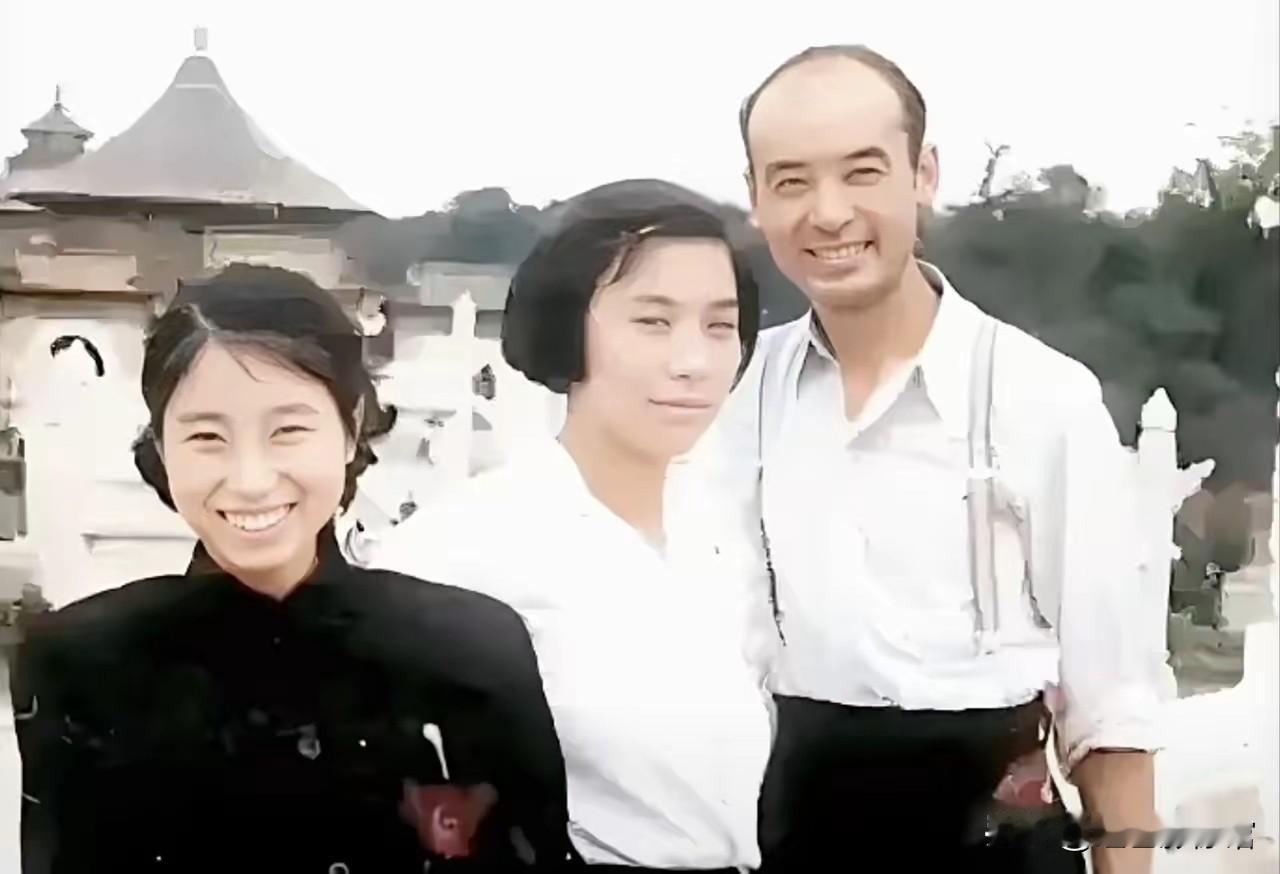 这张拍摄于上世纪50年代的合影，从左至右分别是石崎（嫂子）、孙维世、孙泱（哥哥）