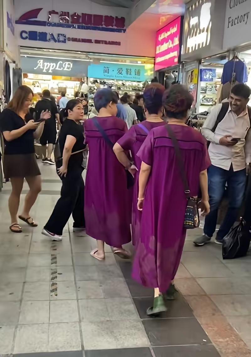 哈哈！你以为撞衫就一定尴尬吗？大妈们的审美那可是别具一格，撞衫对她们而言，是一种