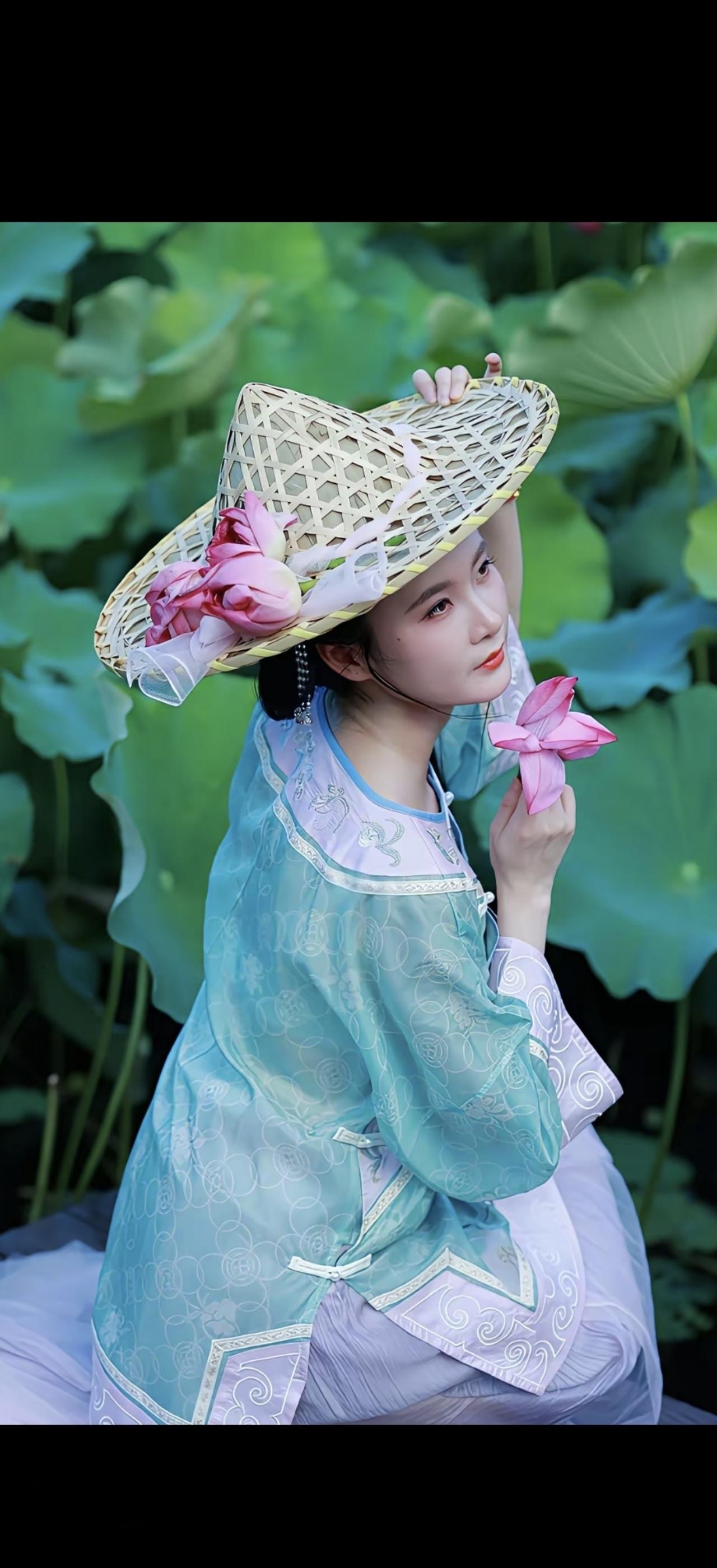 碧波荡漾处，花影映红妆。