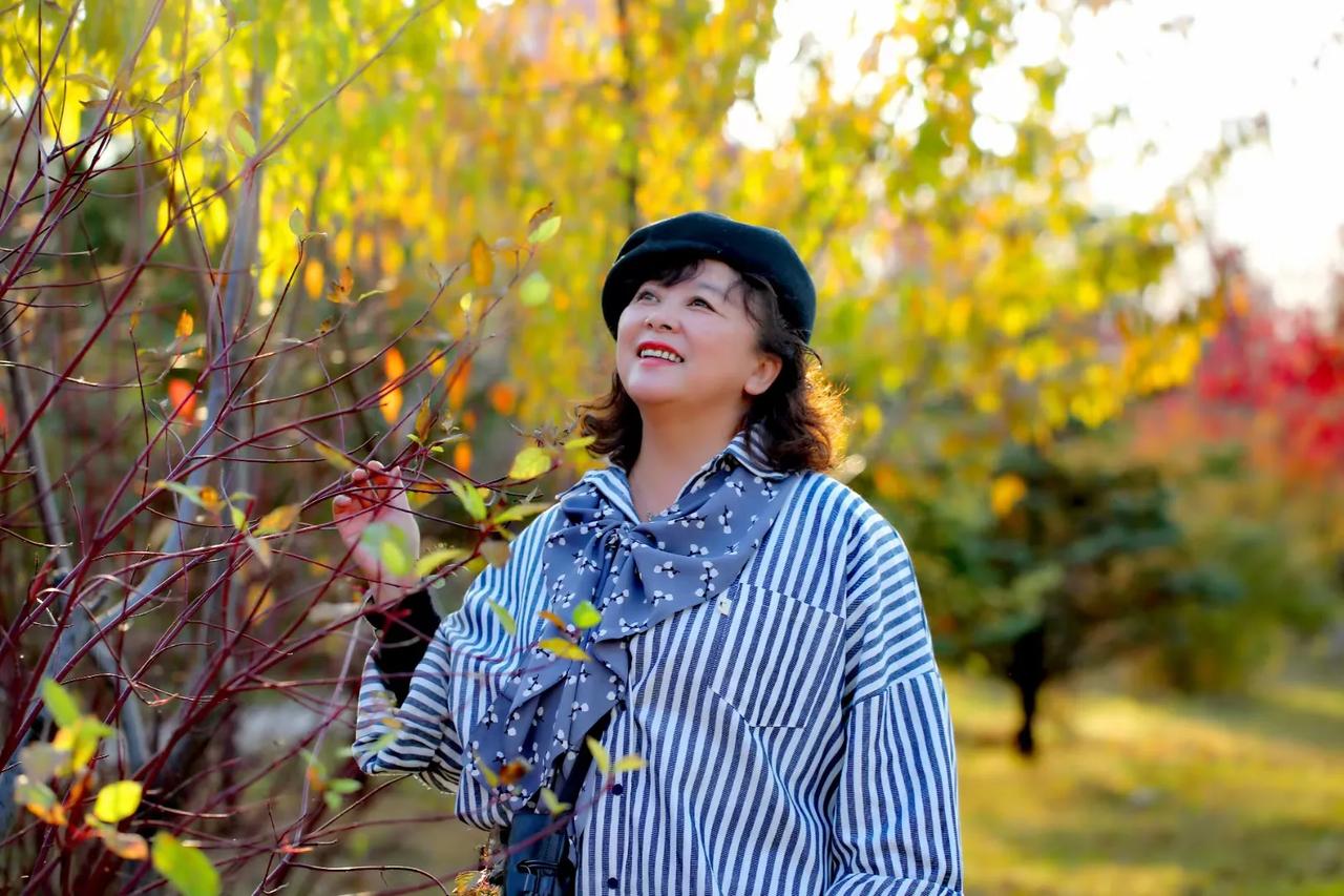 我爸在我妈去世不到一年时，经熟人介绍认识了小他整整22岁、只比我大3岁的李阿姨。