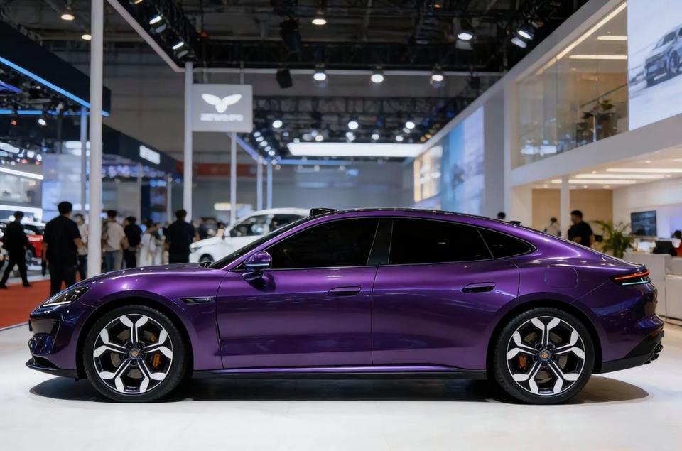 尚界Z7紫色现场实拍图，这颜色确实好看，整车车身流线也很顺畅，有点类似于帕拉梅拉