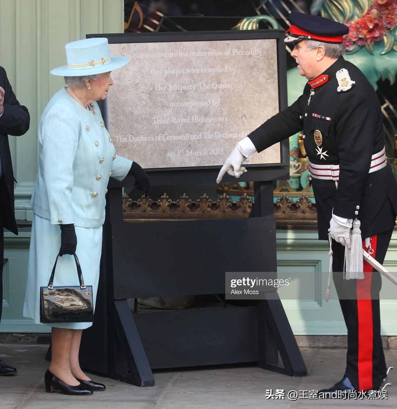 2012年3月1日，正值继位60周年，伊丽莎白二世女王带着儿媳妇康沃尔公爵夫人卡