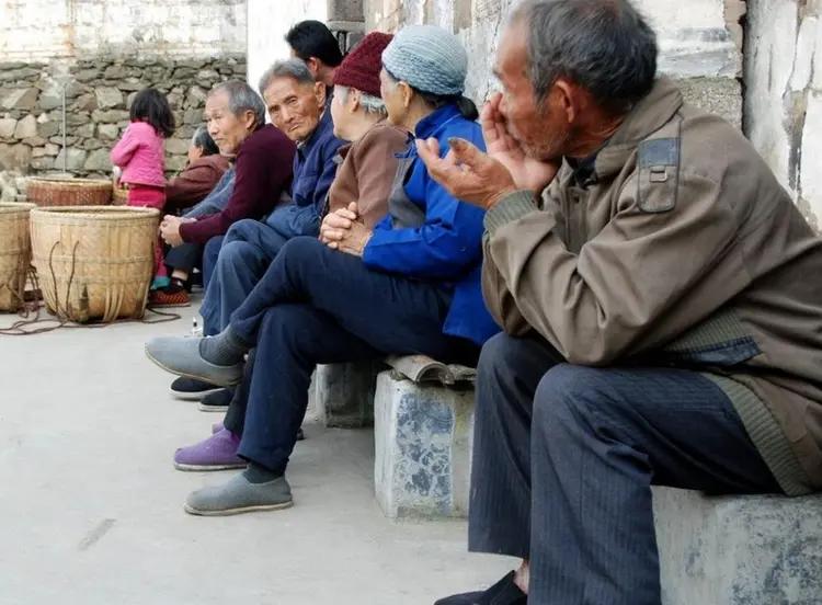 越来越多的人开始选择一种近乎无声的方式处理亲人的后事：不办仪式，不留坟头，甚至连