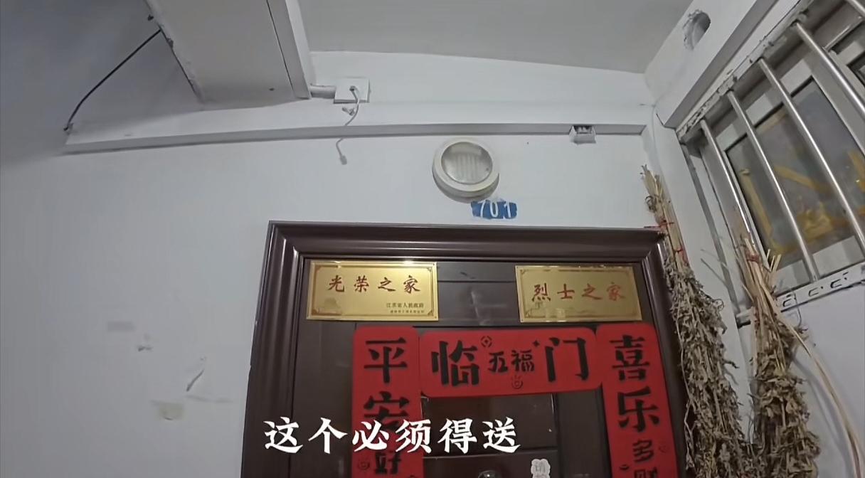 “后面送单子心情一直无法平静！”小哥爬上7楼，将东西交给老人后，并没有马上离开，
