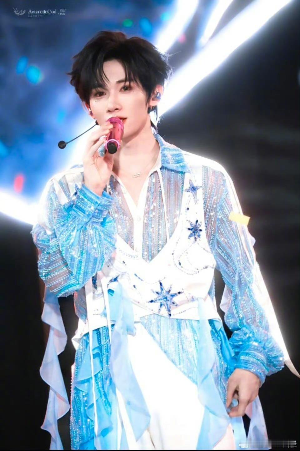 余宇涵STARLIGHT舞台 谁懂啊！余宇涵今天的舞台，舞跳得更是丝滑又有劲！身