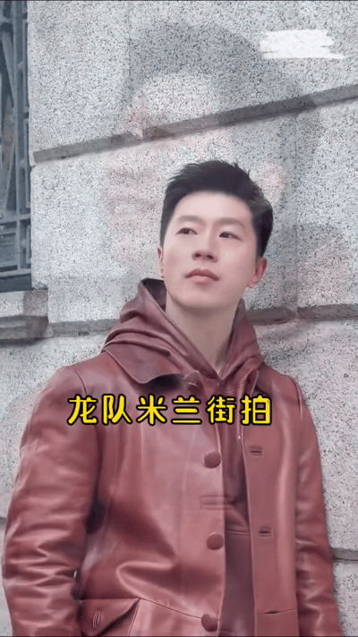 马龙夫妇米兰探店路透照曝光，两人甜蜜互动引关注。马龙穿米色大衣，夏露简约装扮，笑