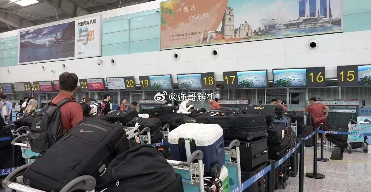 国足回应出征东亚杯携带较多行李一事：51人代表团托运行李140件，其中个人行李8