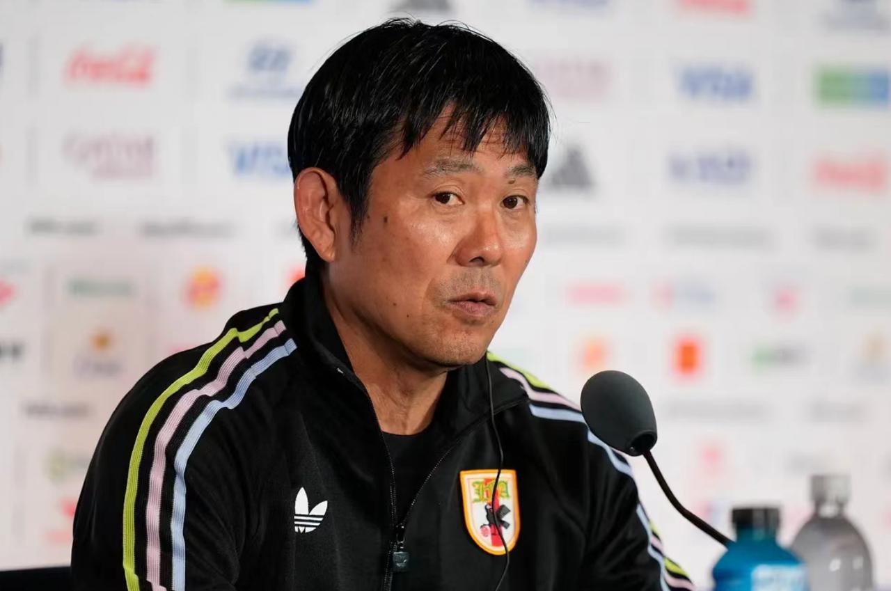 止步世界杯32强的日本队，未来真能站上世界足坛之巅吗？发布会上的森保一，再次卷土