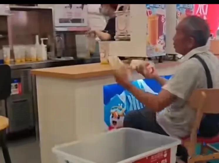 我不生产柠檬水，我只是蜜雪冰城的搬运工。
你大爷果然还是你大爷。
事件是这样的，