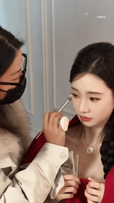 放开这个化妆师，让我来！！我也可以给张艺凡化妆申请贴贴～化妆师坐张艺凡腿上补妆微