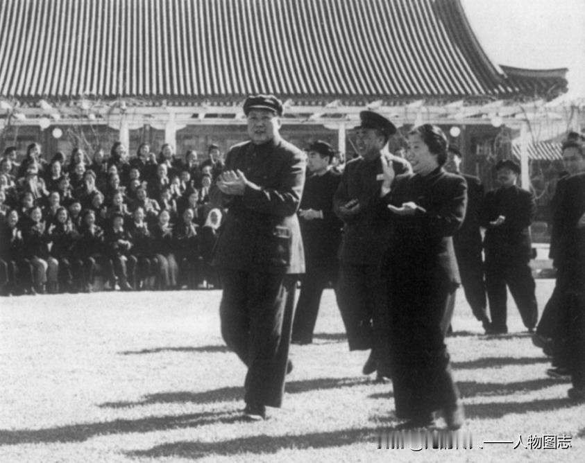 1953年9月12日接见第二次全国妇女代表大会代表