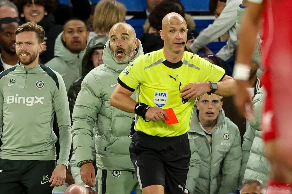 本轮英超焦点战切尔西1-1阿森纳的比赛中，裁判安东尼-泰勒向切尔西球员出示了1黄