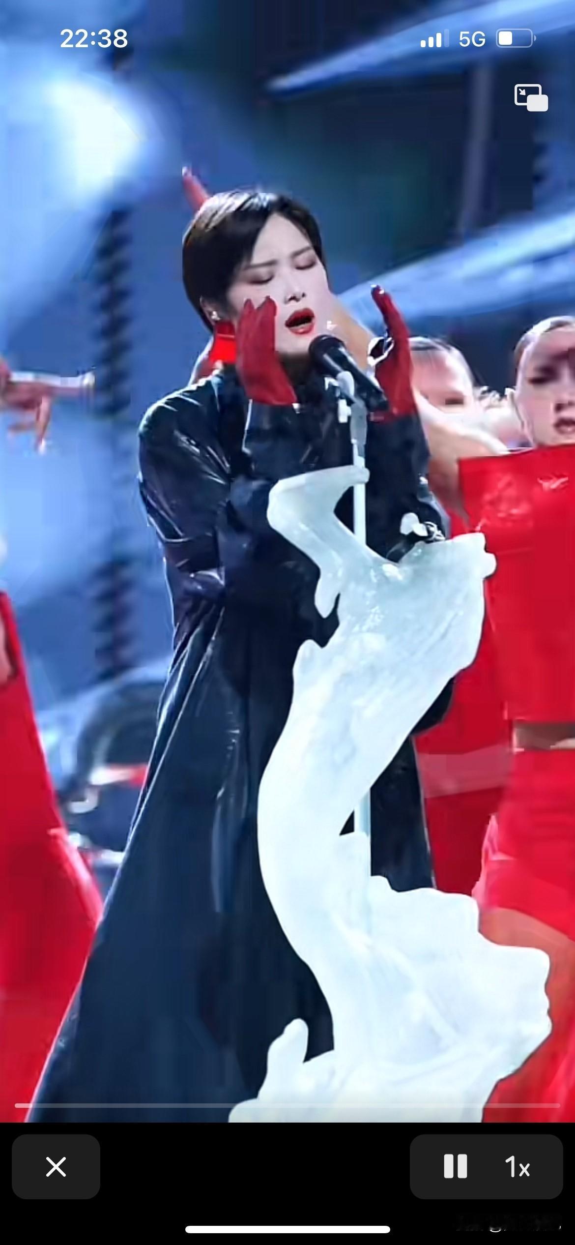 李宇春老师穿着雨衣就开始演唱，老师真的辛苦了，看着你在舞台淋雨，虽然很震撼但是更