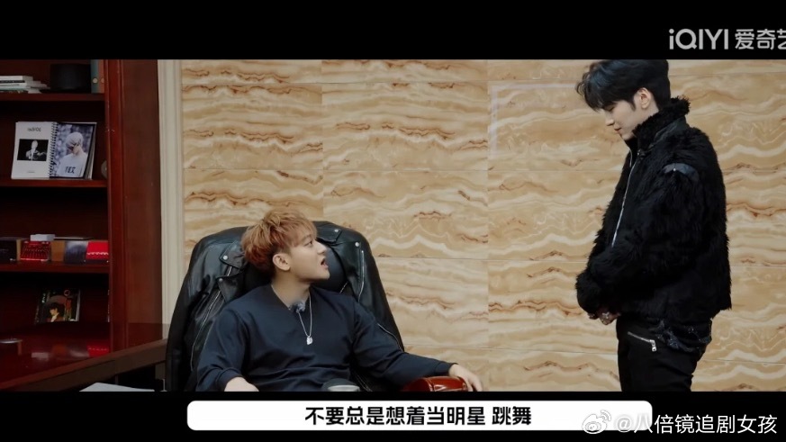 背景还放着刘耀文哈哈哈哈好好笑 好精彩 