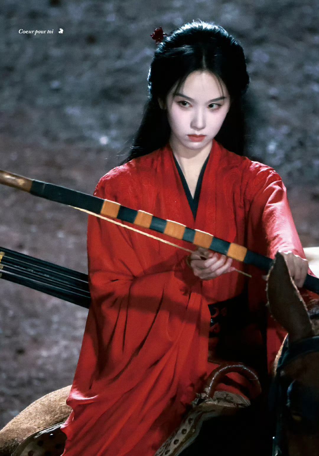 陈都灵《翘楚》楚朝马上拉弓路透，英姿飒爽的红衣女侠，眼神戏好爽好带感[爱慕] ​