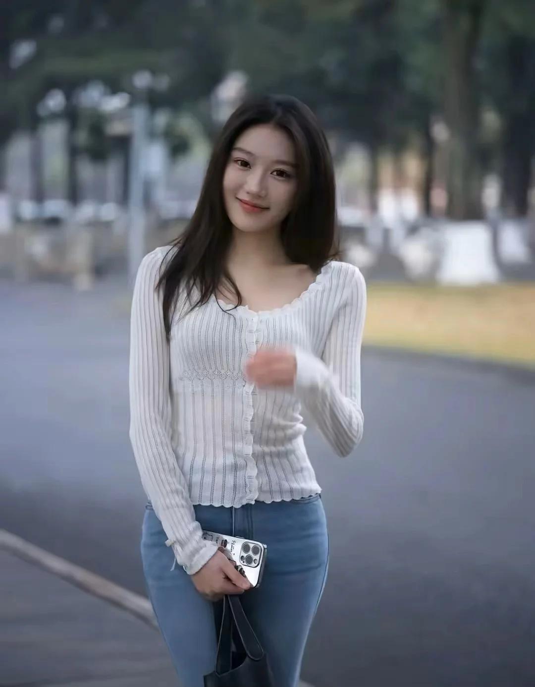 女人都有一个不好看的妹妹，她们都有一个不好看的妹妹，而且她们长的越漂亮，妹妹就会