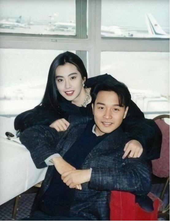 [微风]当年，王祖贤公开表示："我王祖贤死也不会同意男演员摸我胸的！"有记者问：