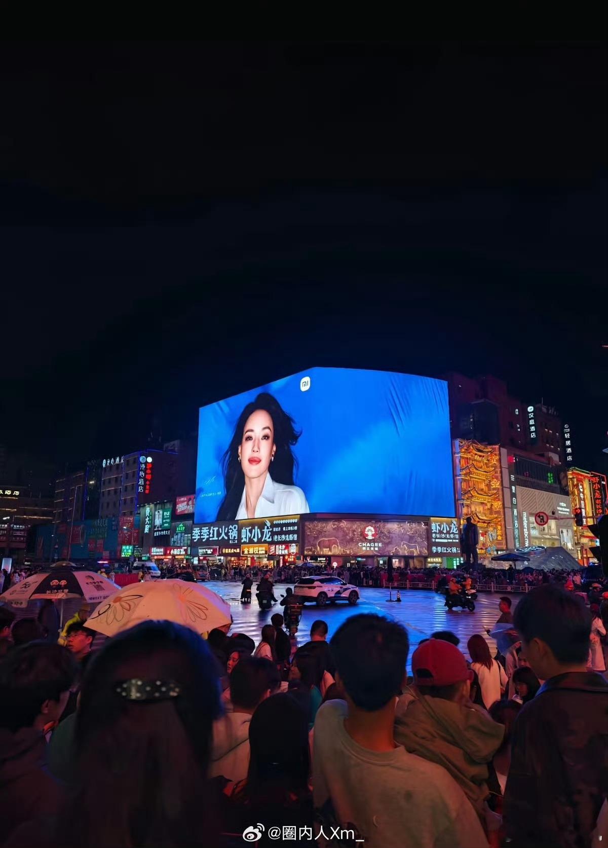 中间放一台新小米SU7就更帅了…