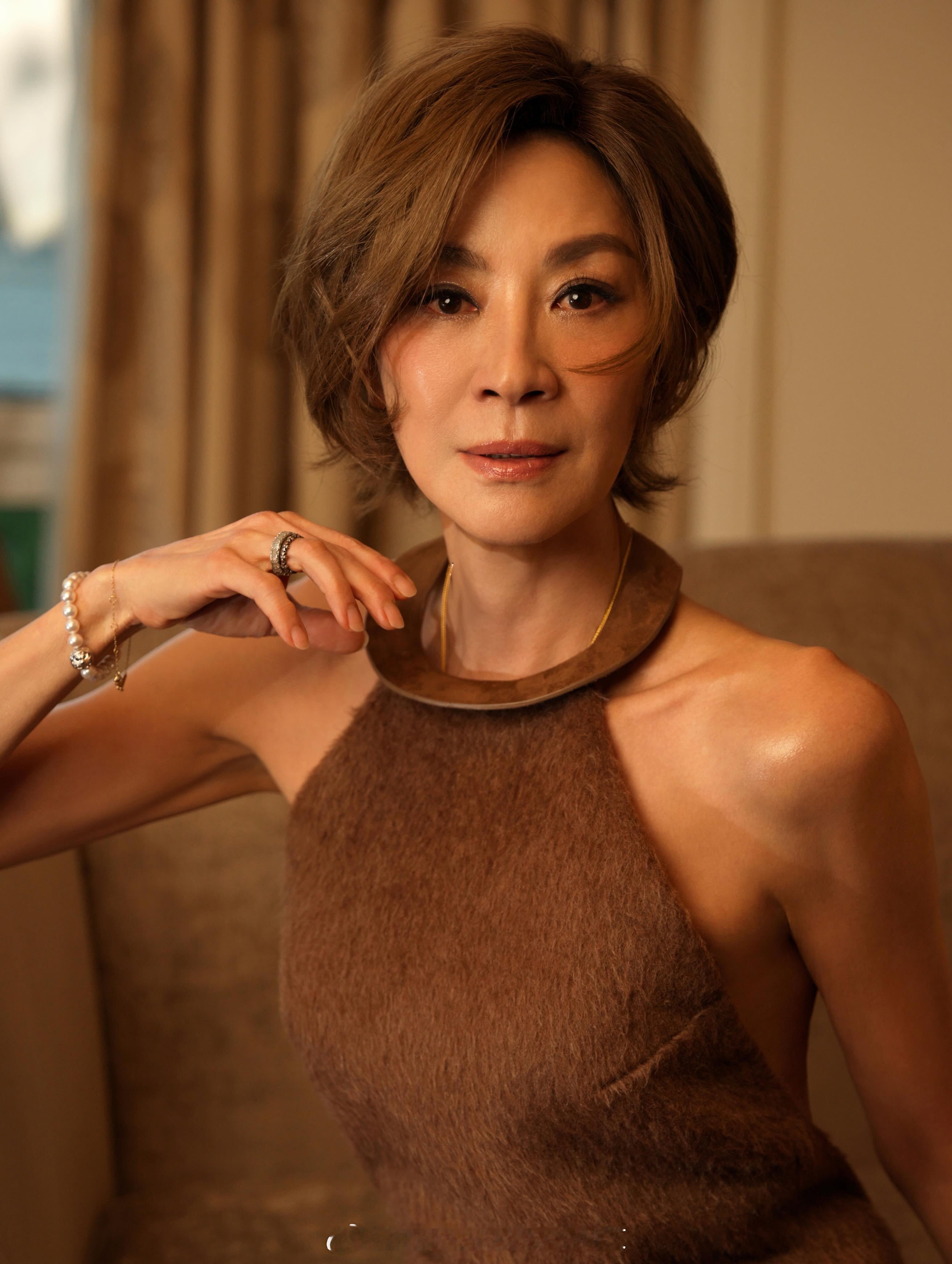 姐今年63！ 光明会的力量！ 打了某种物质！近期携《魔法小姐》来中国宣传的杨紫琼