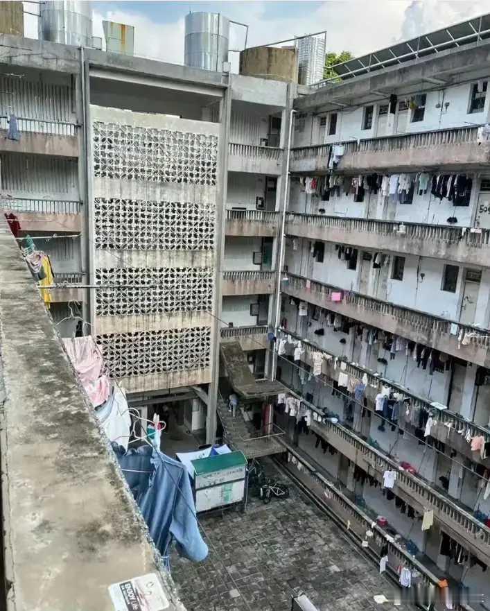 读书[超话] 这是南方哪所211大学的学生宿舍？ 据说还被同学戏称“鸳鸯楼”。 