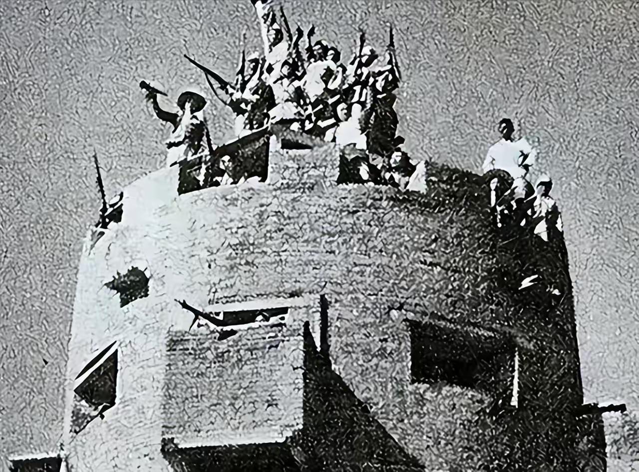 1944年，日军躲在炮楼内，八路军久攻不下，一老农路过，扫了一眼炮楼，却说简单，