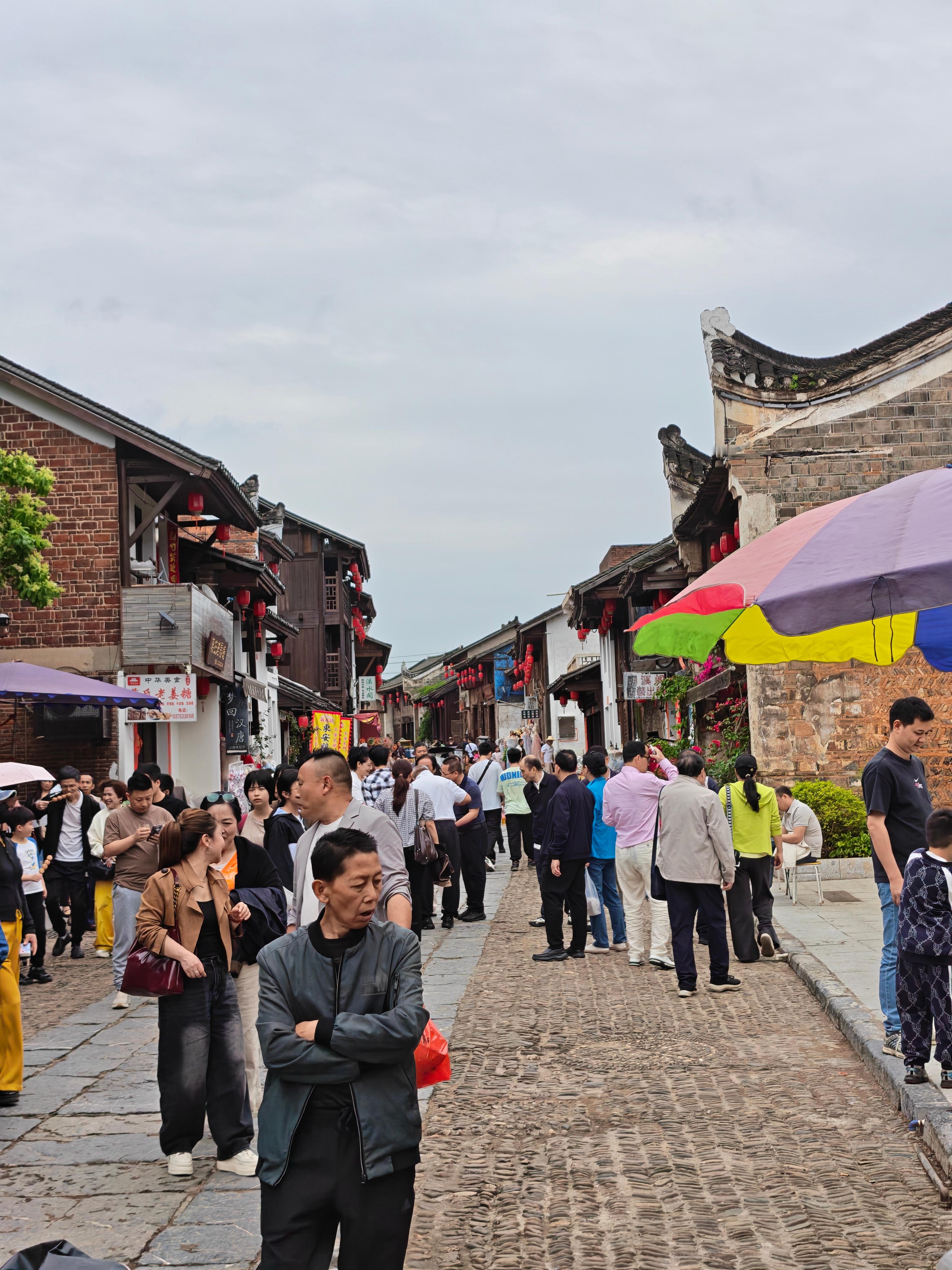 五一不出去旅游的原因景点人确实很多，这会刚吃完饭，等等准备去坐下船来，希望不用排